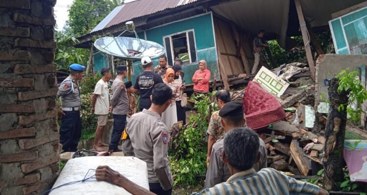 FOTO 5 Juni_BPBD Kabupaten Sinjai bersama petugas gabungan mendata dan distribusi logistik kepada warga terdampak di Kecamatan Sinjai Timur, Kab Sinjai, Prov Sulawesi Selatan