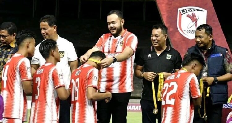 FOTO 6 Juni_Wali Kota Padang Fadly Amran bersama squad PSP Padang. (dok. padang.go.id)