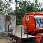 FOTO 7 Juni_Petugas dari BPBD Kabupaten Bondowoso menyalurkan bantuan air bersih kepada warga terdampak kekeringan di Desa Lumutan, Kec Botolinggo, Kab Bondowoso, Jatim