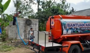 FOTO 7 Juni_Petugas dari BPBD Kabupaten Bondowoso menyalurkan bantuan air bersih kepada warga terdampak kekeringan di Desa Lumutan, Kec Botolinggo, Kab Bondowoso, Jatim