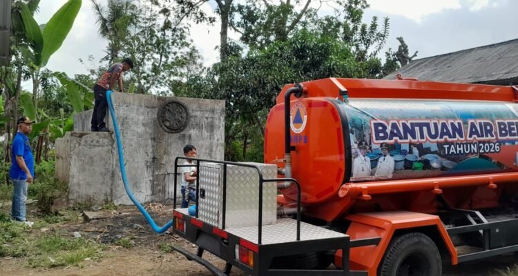 FOTO 7 Juni_Petugas dari BPBD Kabupaten Bondowoso menyalurkan bantuan air bersih kepada warga terdampak kekeringan di Desa Lumutan, Kec Botolinggo, Kab Bondowoso, Jatim