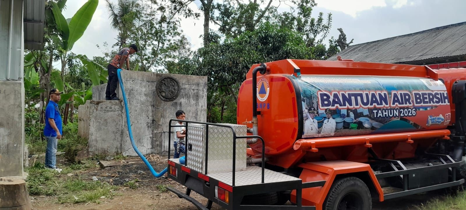 FOTO 7 Juni_Petugas dari BPBD Kabupaten Bondowoso menyalurkan bantuan air bersih kepada warga terdampak kekeringan di Desa Lumutan, Kec Botolinggo, Kab Bondowoso, Jatim
