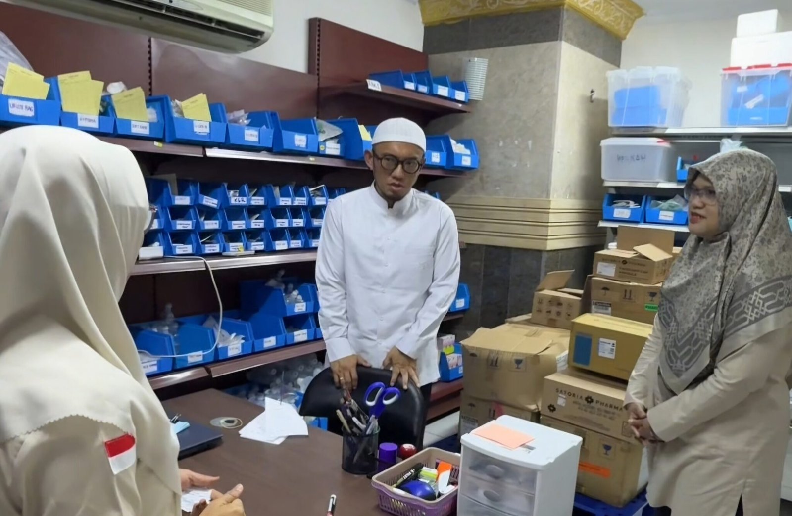 FOTO 7 Juni_Wakil Menteri Haji dan Umrah (Wamenhaj) Dahnil Anzar Simanjuntak saat meninjau Klinik