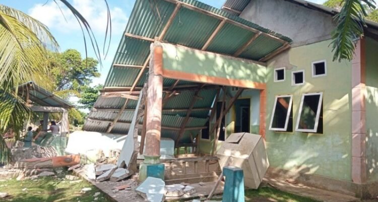 FOTO 8 Juni_Kerusakan Gereja Masehi Injili Sangihe Talaud (GMIST) dan rumah warga akibat terdampak gempa bumi. dok. bpbdprovinsisulawesiutara