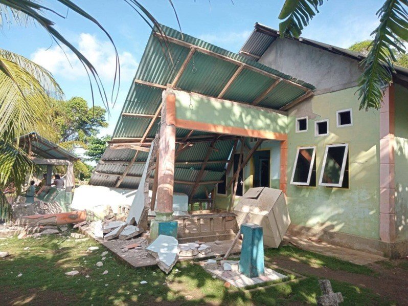 FOTO 8 Juni_Kerusakan Gereja Masehi Injili Sangihe Talaud (GMIST) dan rumah warga akibat terdampak gempa bumi. dok. bpbdprovinsisulawesiutara