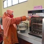 FOTO 9 Juni_Pengujian laboratorium terhadap kadar air dalam beras. (dok. istimewa)
