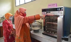 FOTO 9 Juni_Pengujian laboratorium terhadap kadar air dalam beras. (dok. istimewa)