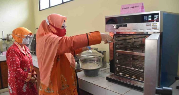 FOTO 9 Juni_Pengujian laboratorium terhadap kadar air dalam beras. (dok. istimewa)