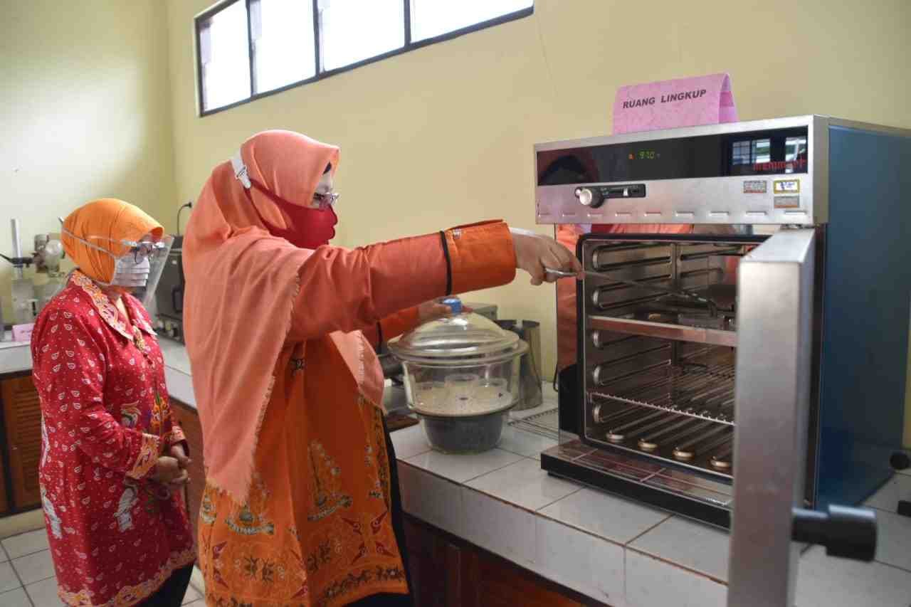 FOTO 9 Juni_Pengujian laboratorium terhadap kadar air dalam beras. (dok. istimewa)