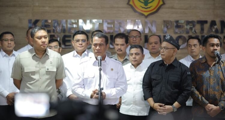 FOTO 9 Juni_Penjelasan Satgas Pangan Polri dna Menteri Pertanian Amran tentang penyelidikan dugaan kartel dan persekongkolan harga Tandan Buah Segar (TBS) kelapa sawit.
