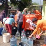 FOTO 1 Juli_Distribusi air bersih di Desa Cikundul, Kecamatan Lembur Situ, Kota Sukabumi, Jawa Barat. dok. bpbdkotasukabumi