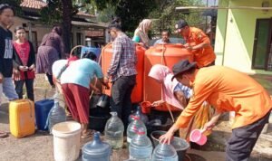 FOTO 1 Juli_Distribusi air bersih di Desa Cikundul, Kecamatan Lembur Situ, Kota Sukabumi, Jawa Barat. dok. bpbdkotasukabumi
