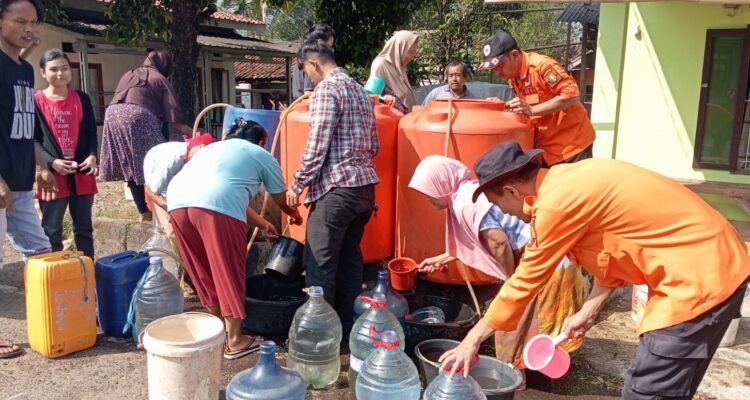 FOTO 1 Juli_Distribusi air bersih di Desa Cikundul, Kecamatan Lembur Situ, Kota Sukabumi, Jawa Barat. dok. bpbdkotasukabumi