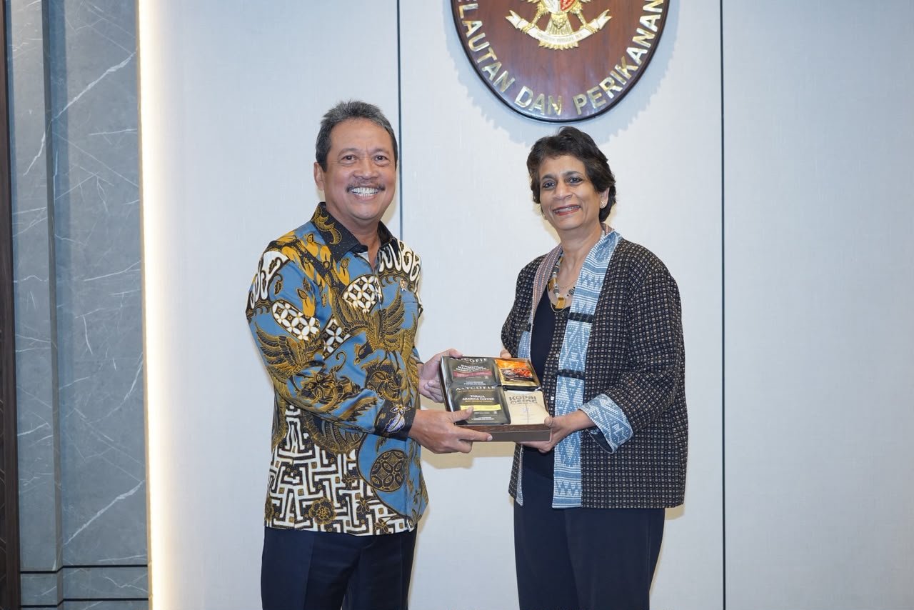 FOTO 1 Juli_Menteri Kelautan dan Perikanan Sakti Wahyu Trenggono dengan Asisten Sekretaris Jenderal