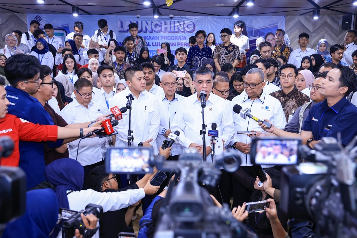 FOTO 1 Juli_Menteri Ketenagakerjaan Yassierli dan Sekretaris Kabinet (Seskab) Teddy Indra Wijaya meluncurkan Program Pemagangan Nasional (MagangHub) Angkatan II Tahun 2026 di Jakarta