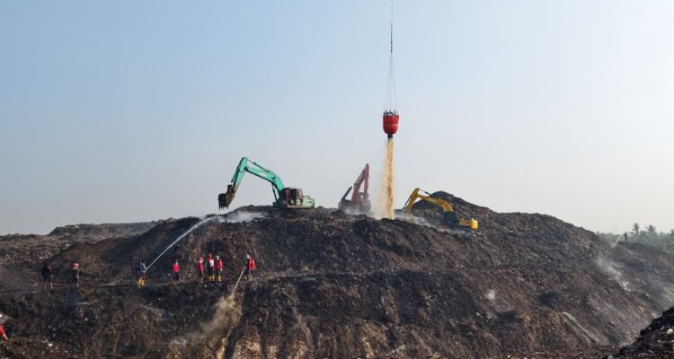 FOTO 10 Juli_Dukungan heli water bombing dalam upaya pemadaman api via udara di TPA Jatiwaringin Kecamatan Mauk, Kabupaten Tangerang, Provinsi Banten