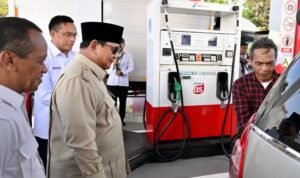 FOTO 10 Juli_Presiden Prabowo Subianto memperhatikan pengisian bahan bakar Biodiesel B50 di Rest Area KM 57, Kabupaten Karawang, Provinsi Jawa Barat. dok. setpres