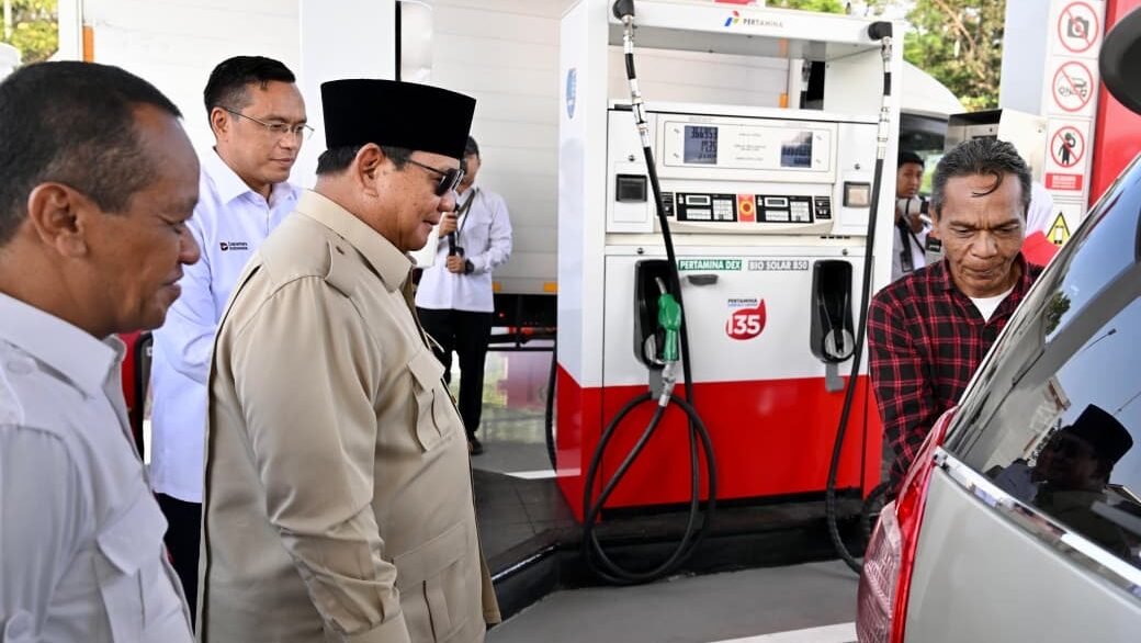 FOTO 10 Juli_Presiden Prabowo Subianto memperhatikan pengisian bahan bakar Biodiesel B50 di Rest Area KM 57, Kabupaten Karawang, Provinsi Jawa Barat. dok. setpres