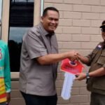FOTO 12 Juli_Sekretaris Utama Badan Nasional Penanggulangan Bencana (BNPB) Rustian menyerahkan kunci rumah hunian tetap (huntap) mandiri
