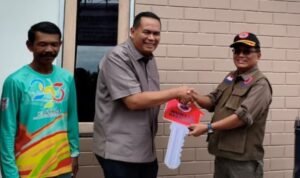 FOTO 12 Juli_Sekretaris Utama Badan Nasional Penanggulangan Bencana (BNPB) Rustian menyerahkan kunci rumah hunian tetap (huntap) mandiri