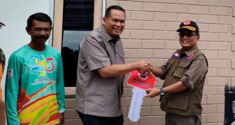 FOTO 12 Juli_Sekretaris Utama Badan Nasional Penanggulangan Bencana (BNPB) Rustian menyerahkan kunci rumah hunian tetap (huntap) mandiri