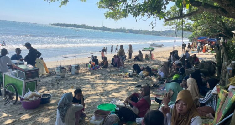 FOTO 13 Juli_Aktivitas wisata di kawasan Pantai Anyer dan Pantai Carita di Provinsi Banten. dok. bantenprov.go.id