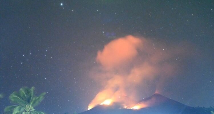 FOTO 13 Juli_Gunungapi Karangetang yang berada di Pulau Siau, Kabupaten Kepulauan Siau-Tagulandang-Biaro, Provinsi Sulawesi Utara. dok. pvm