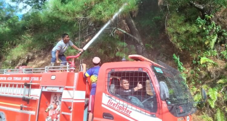 FOTO 13 Juli_Upaya pemadaman kebakaran hutan dan lahan yang melanda wilayah Kabupaten Aceh Tengah, Provinsi Aceh. dok. bpbdkab