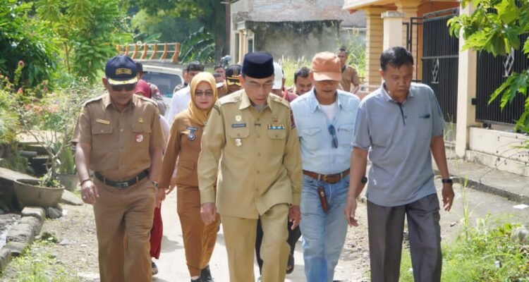 FOTO 13 Juli_Wakil Wali Kota Padang, Maigus Nasir, saat meninjau kondisi jalan