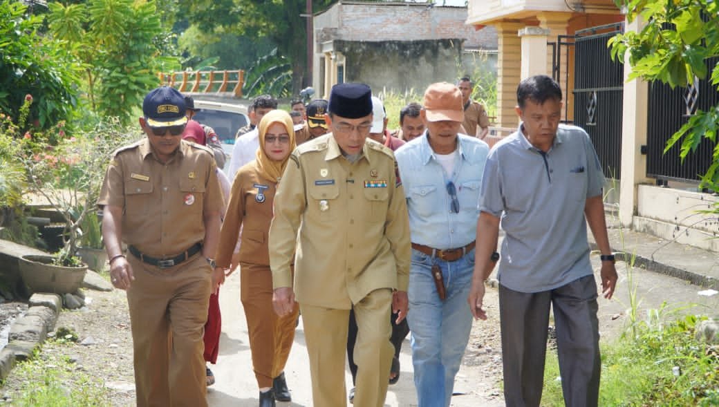 FOTO 13 Juli_Wakil Wali Kota Padang, Maigus Nasir, saat meninjau kondisi jalan