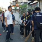 FOTO 13 Juli_Wakil Wali Kota Yogyakarta Wawan Harmawan menyapa para mahasiswa KKN yang kerja bakti bersama masyarakat saat Sambang Kampung di Kepuh, Klitren.