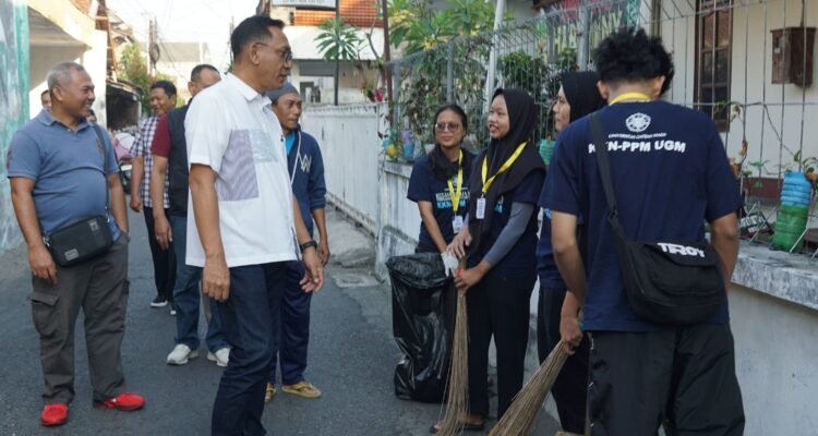 FOTO 13 Juli_Wakil Wali Kota Yogyakarta Wawan Harmawan menyapa para mahasiswa KKN yang kerja bakti bersama masyarakat saat Sambang Kampung di Kepuh, Klitren.