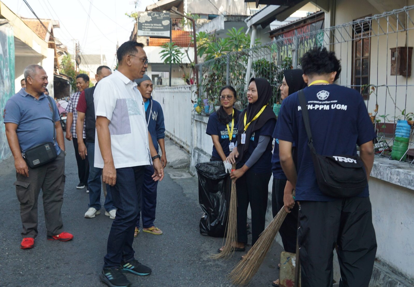 FOTO 13 Juli_Wakil Wali Kota Yogyakarta Wawan Harmawan menyapa para mahasiswa KKN yang kerja bakti bersama masyarakat saat Sambang Kampung di Kepuh, Klitren.