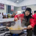 FOTO 13 Juli_seseorang tegah memasak untuk disajikan kepada para pengunjung. dok. kemenpar
