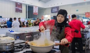 FOTO 13 Juli_seseorang tegah memasak untuk disajikan kepada para pengunjung. dok. kemenpar