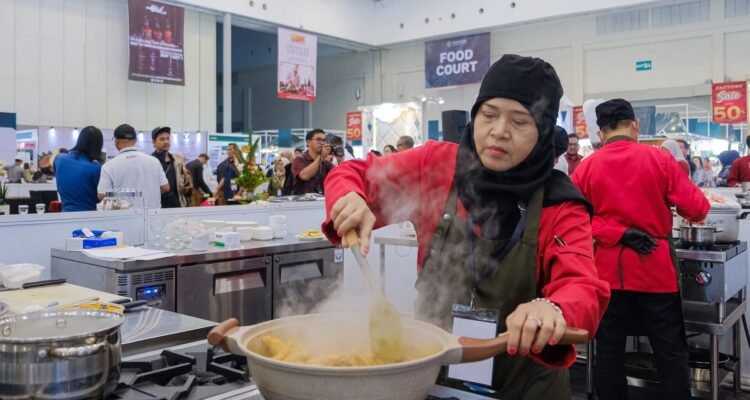 FOTO 13 Juli_seseorang tegah memasak untuk disajikan kepada para pengunjung. dok. kemenpar