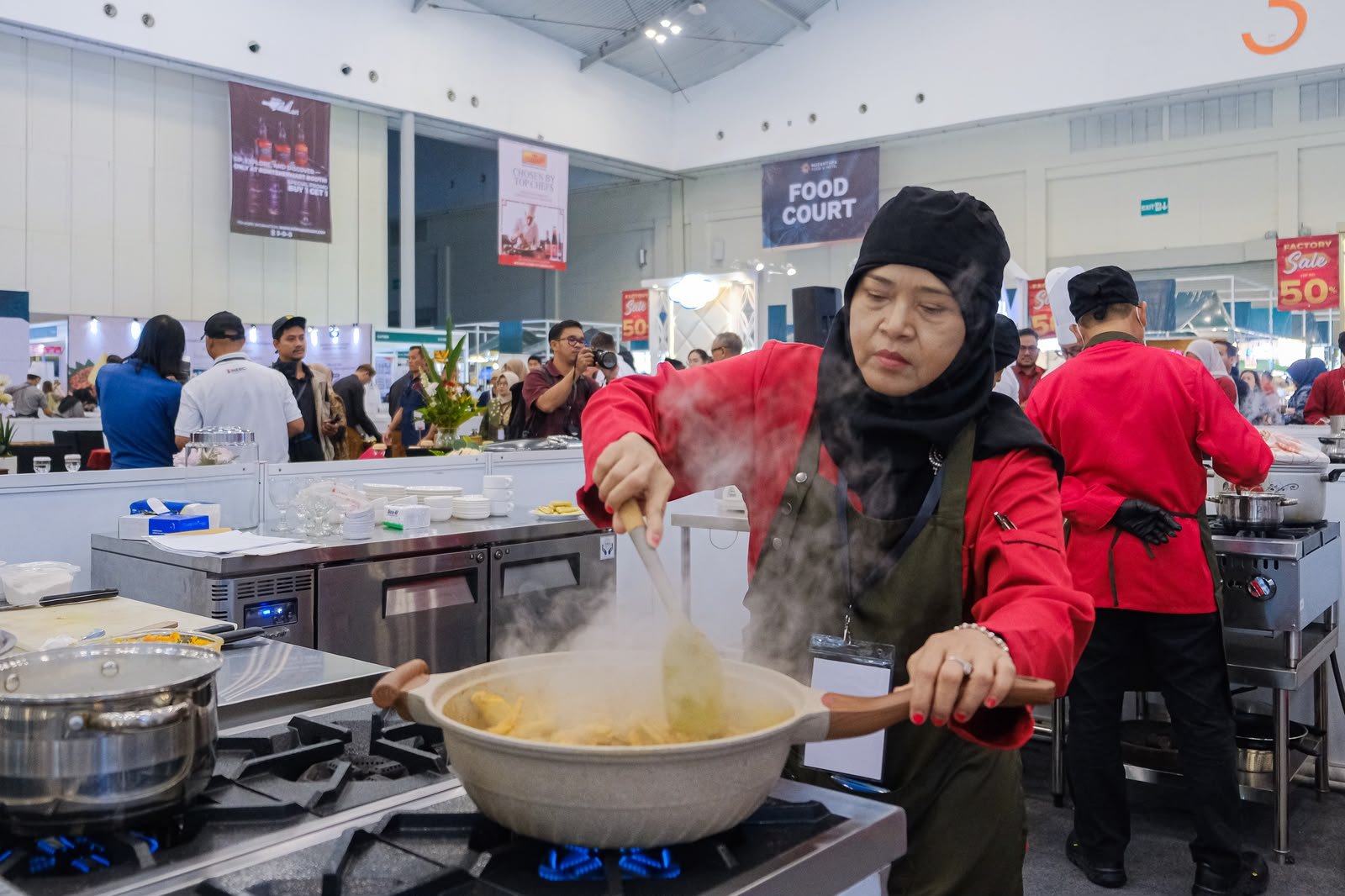 FOTO 13 Juli_seseorang tegah memasak untuk disajikan kepada para pengunjung. dok. kemenpar