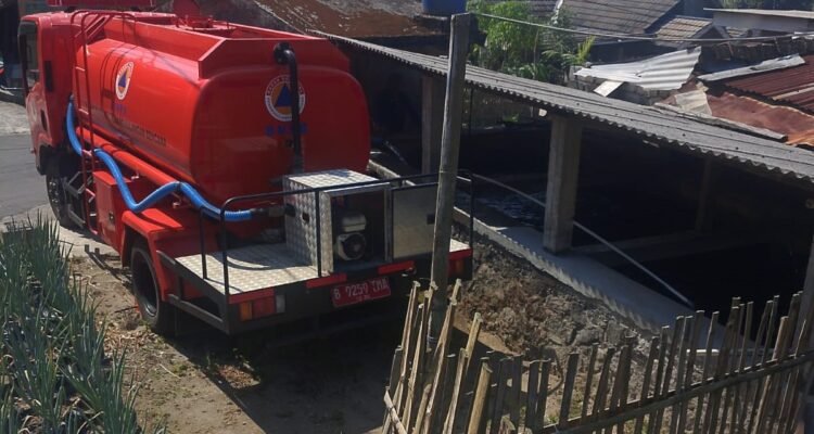 FOTO 14 Juli_BPBD Kabupaten Klaten melaksanakan pendistribusian air bersih bagi warga terdampak kekeringan. dok. bpbd