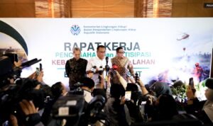 FOTO 15 Juli_Menteri Lingkungan Hidup_Kepala Badan Pengendalian Lingkungan Hidup (KLH_BPLH) Moh. Jumhur Hidayat saat memberikan keterangan pers