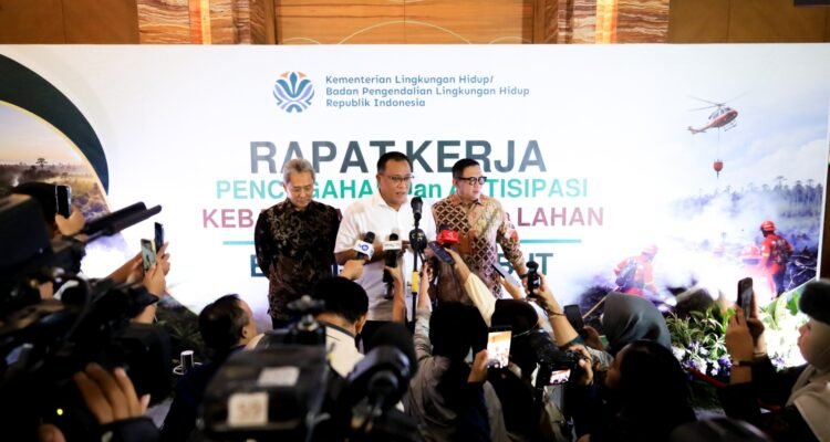 FOTO 15 Juli_Menteri Lingkungan Hidup_Kepala Badan Pengendalian Lingkungan Hidup (KLH_BPLH) Moh. Jumhur Hidayat saat memberikan keterangan pers
