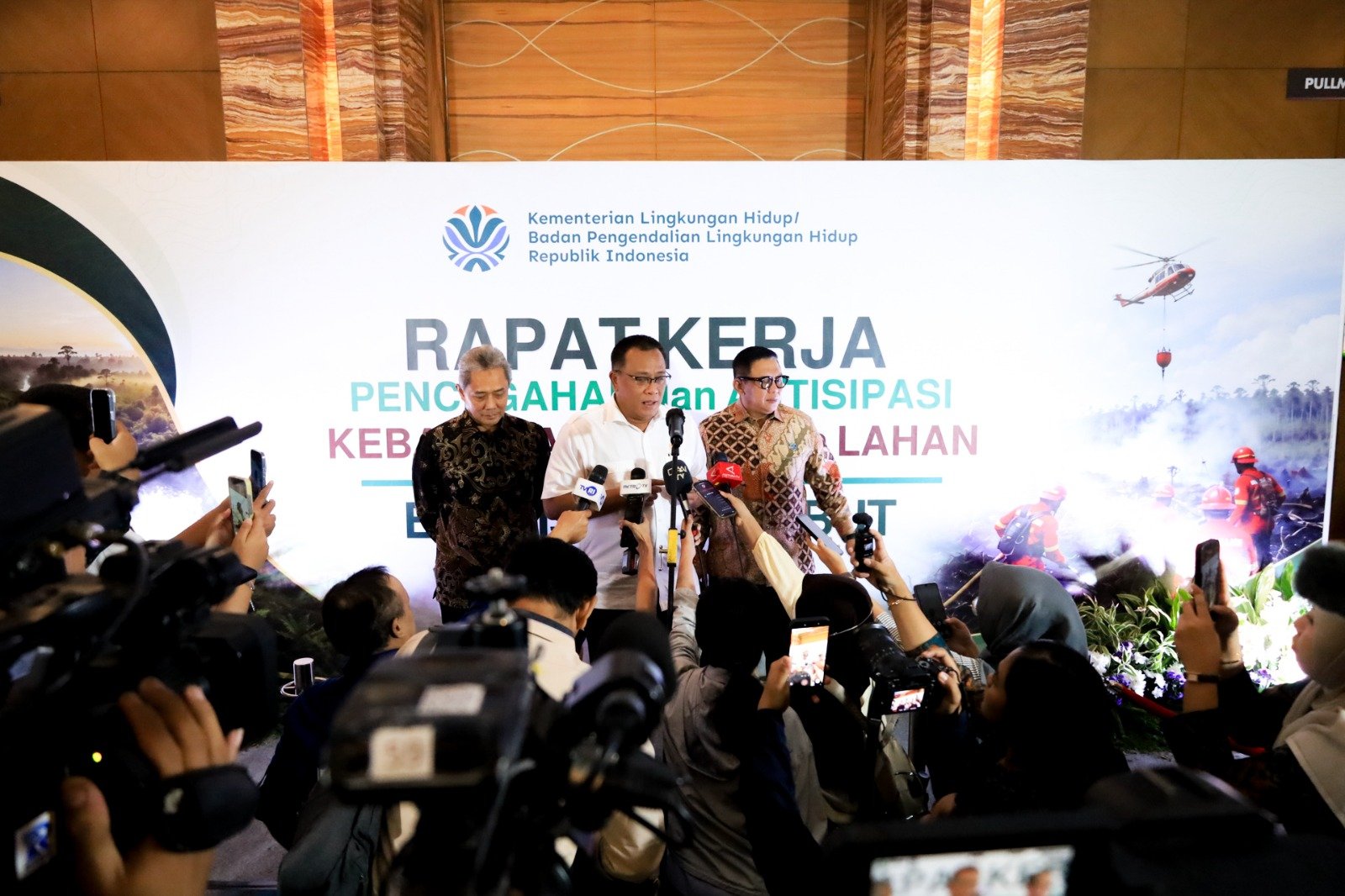FOTO 15 Juli_Menteri Lingkungan Hidup_Kepala Badan Pengendalian Lingkungan Hidup (KLH_BPLH) Moh. Jumhur Hidayat saat memberikan keterangan pers
