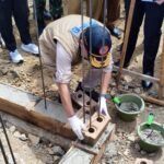 FOTO 15 Juli_Sekretaris Utama BNPB Rustian secara simbolis meletakkan bata SEPABLOCK pertama pada pembangunan huntap mandiri di Kota Padang