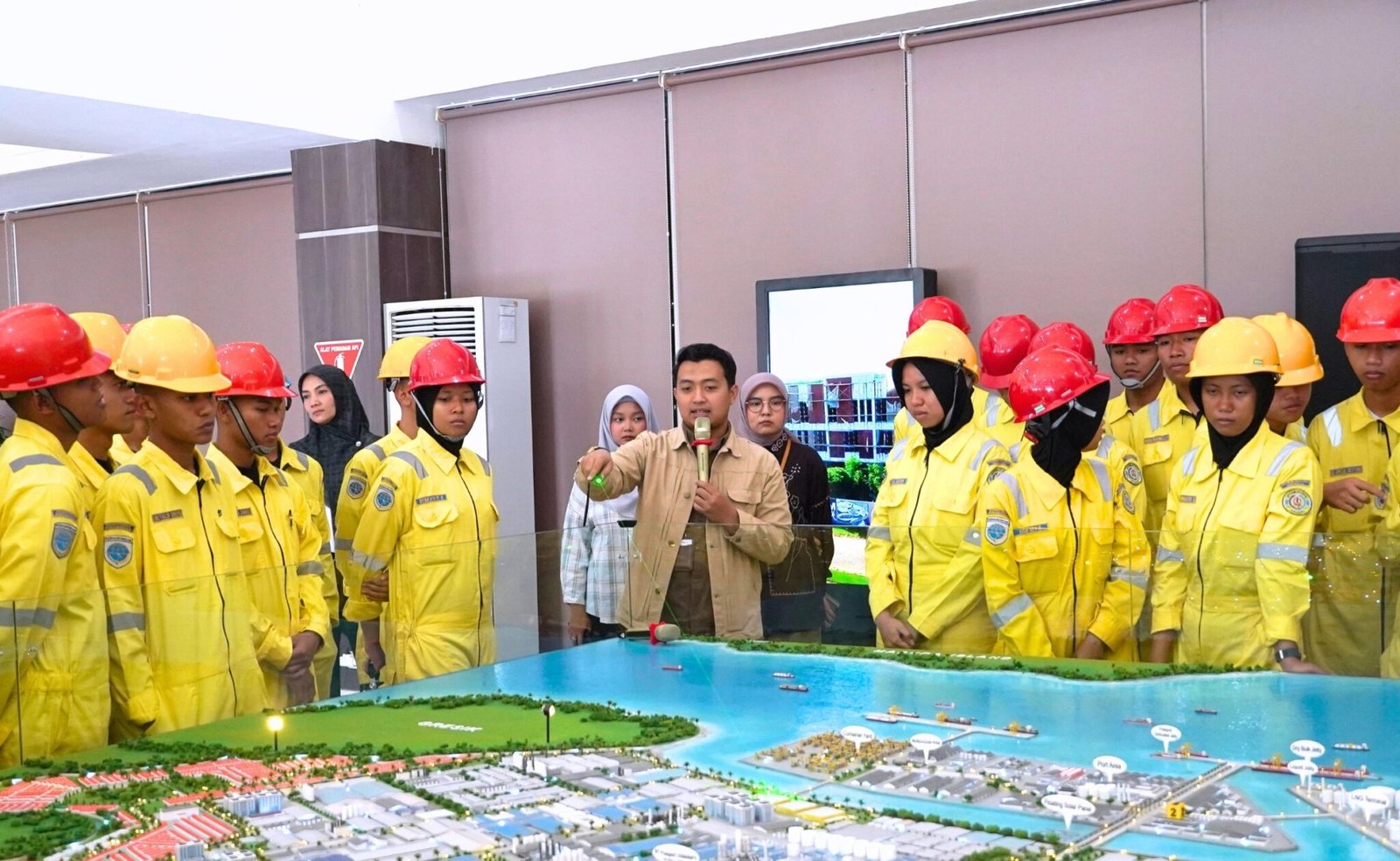 FOTO 17 Juli_Kunjungan Taruna Program Studi D-IV Transportasi Laut Tingkat I Politeknik Pelayaran (Poltekpel) Surabaya 1