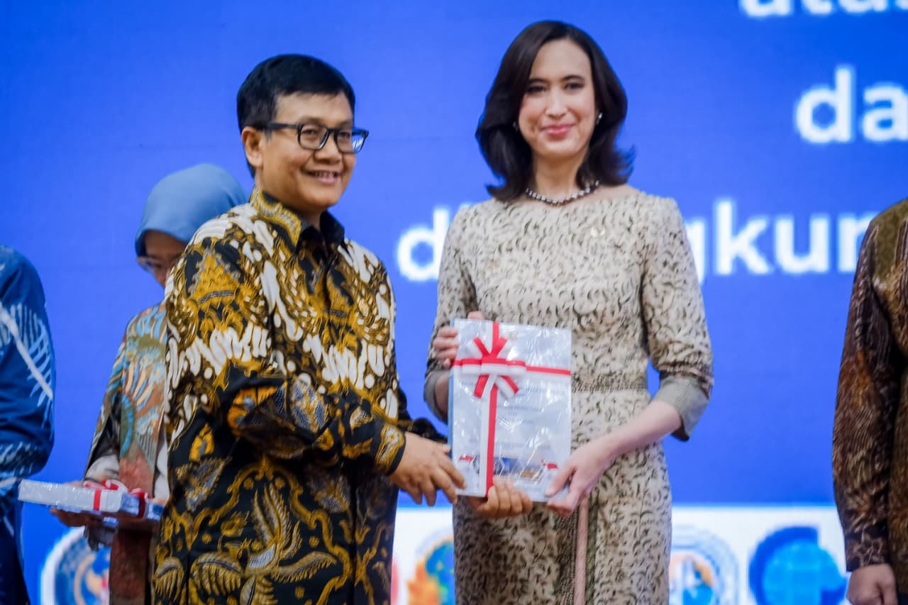 FOTO 17 Juli_Menteri Pariwisata Widiyanti Putri Wardhana menerima Laporan Hasil Pemeriksaan atas Laporan Keuangan Kementerian Lembaga Tahun Anggaran 2025