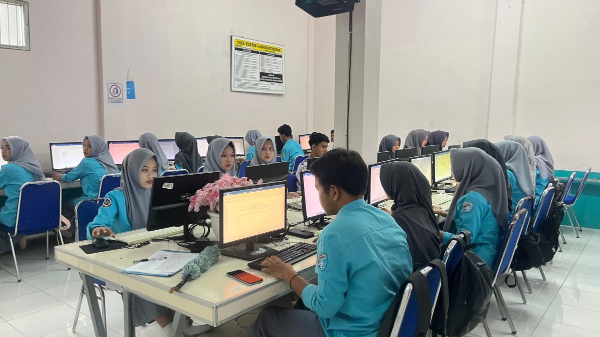 FOTO 18 Juli_Para siswa dan siswi di Provinsi Banten tengah belajar komputer. dok. bantenprov.go.id