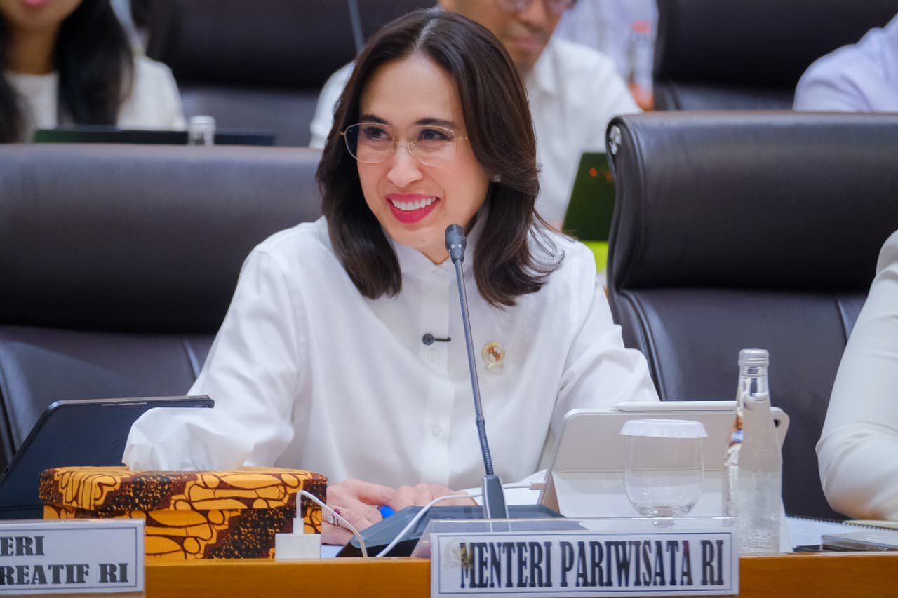 FOTO 19 Juli_Menteri Pariwisata Widiyanti Putri Wardhana saat memaparkan Laporan Keuangan Kementerian Pariwisata Tahun Anggaran 2025 pada Rapat Kerja dengan Komisi VII DPR
