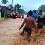 FOTO 19 Juli_Personil gabungan mengevakuasi warga saat kejadian banjir yang melanda wilayah Tapanuli Tengah.