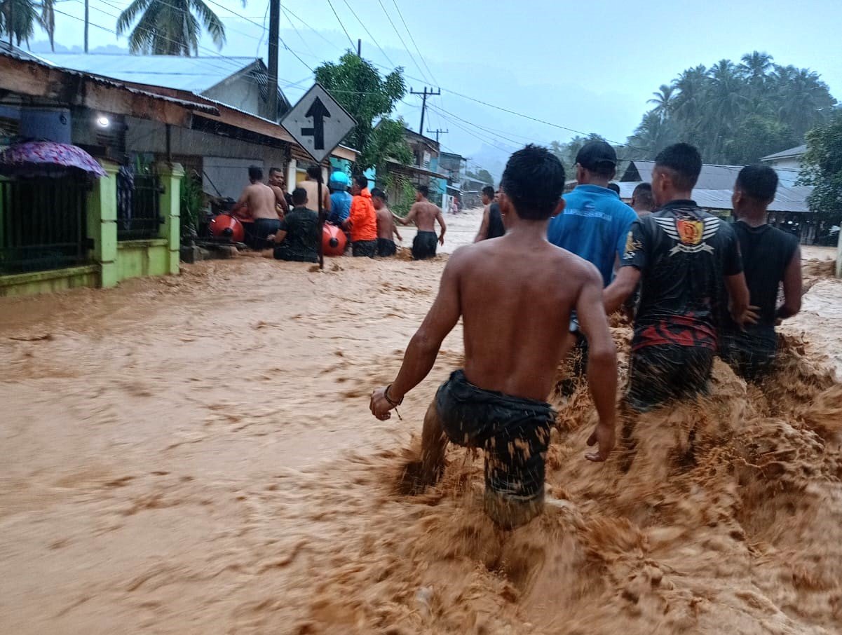 FOTO 19 Juli_Personil gabungan mengevakuasi warga saat kejadian banjir yang melanda wilayah Tapanuli Tengah.