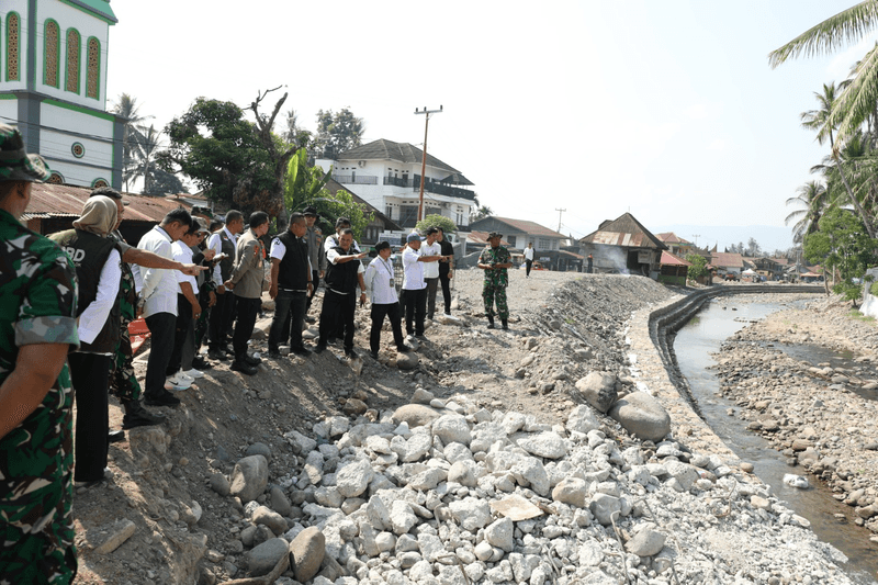 FOTO 19 Juli_Satuan Tugas (Satgas) Percepatan Rehabilitasi dan Rekonstruksi (PRR) Pascabencana Sumatra saat mengunjungi Kabupaten Solok, Sumatra Barat. dok. kemendagri