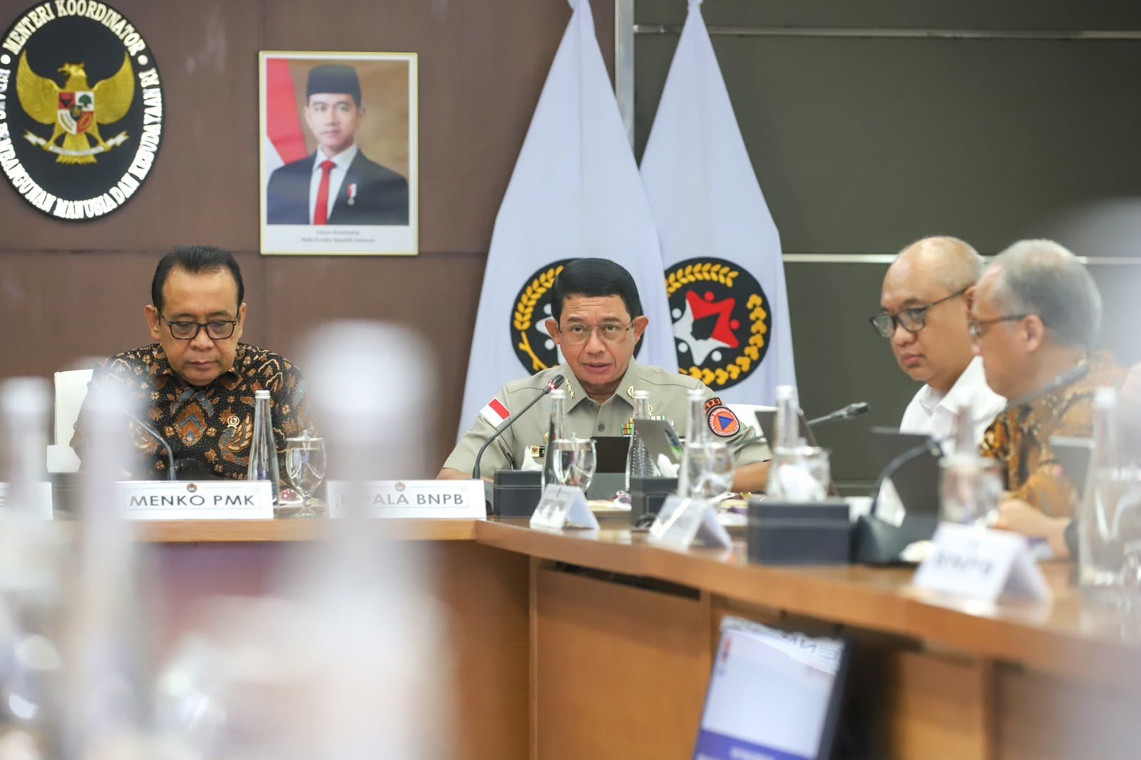 FOTO 2 Juli_Kepala BNPB Letjen TNI Suharyanto beserta jajaran menghadiri Rapat Tingkat Menteri (RTM)